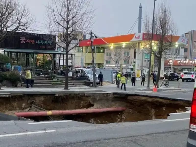 Güney Kore'de Dev Çukur Motosikleti Yuttu: Kayıp ve Yaralı Var!