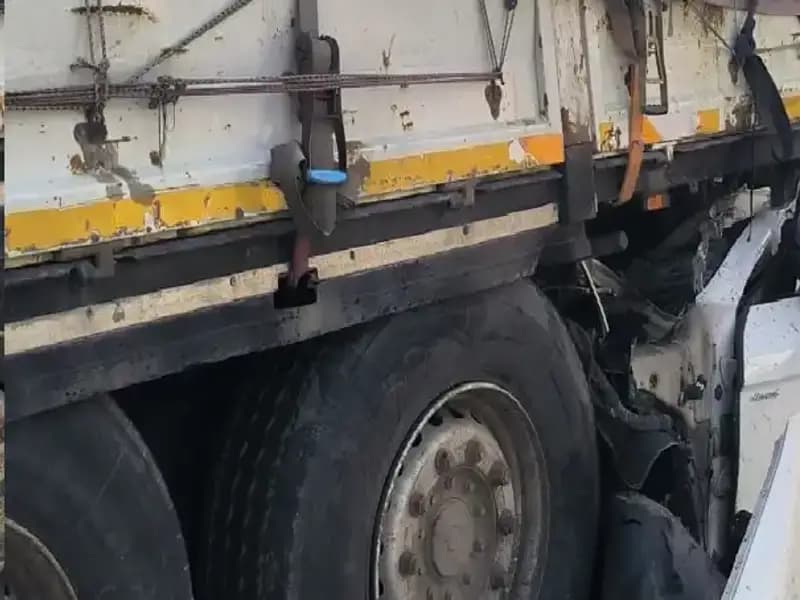 TIR'a Arkadan Saplanan Alet, Kaza Sonrasında Şoke Eden Görüntülere Yol Açtı