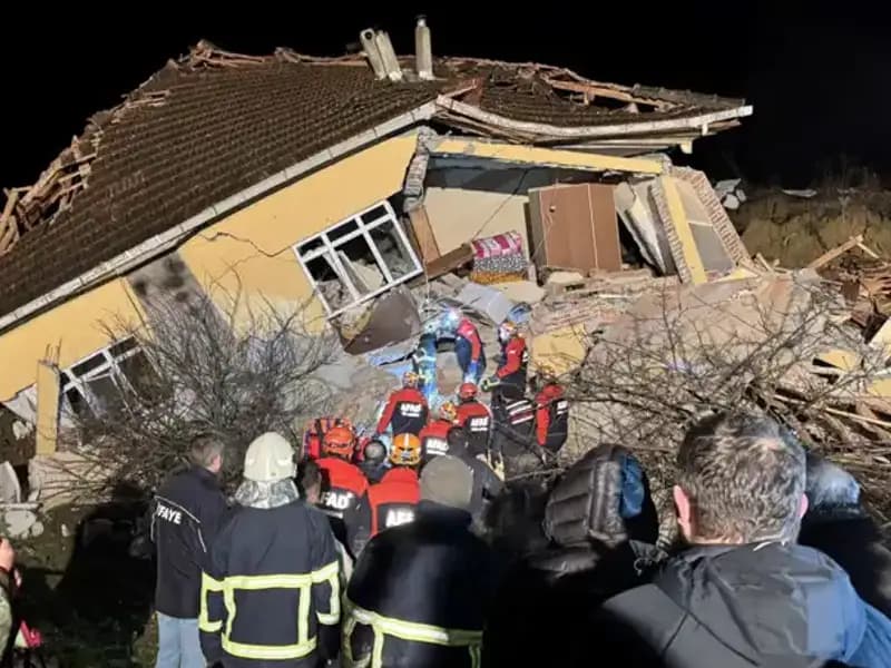 Sinop'ta Ani Heyelan: Üç Ev Yıkılarak Kullanılamaz Hale Geldi