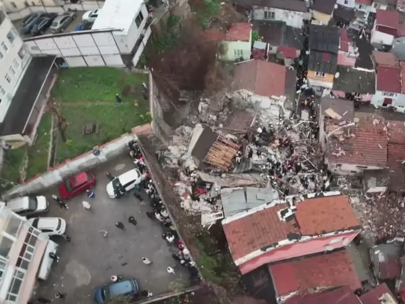 İstanbul Fatih'te Patlama: İki Bina Çöktü, 9 Kişi Göçükte