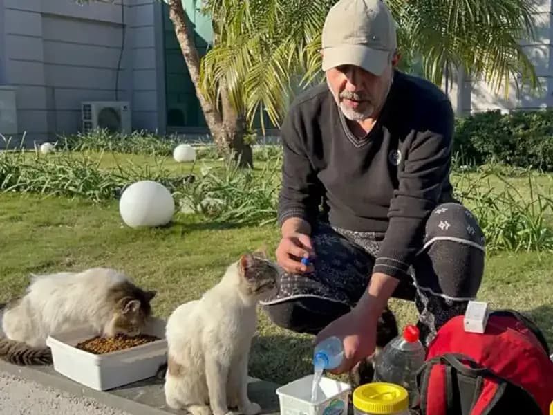 59 Yaşındaki Adamın Günlük 8 Kilometre Yürüyüşü: Merhametin Gücü