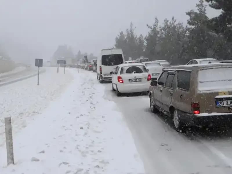 Denizli-Antalya Kara Yolunda Kar Engeli: Trafik Kilitlendi!