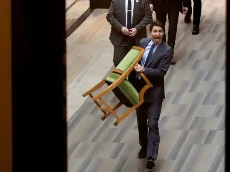 Trudeau, Sandalyesini Alıp Giderken Halktan Son Kez Çaldı!