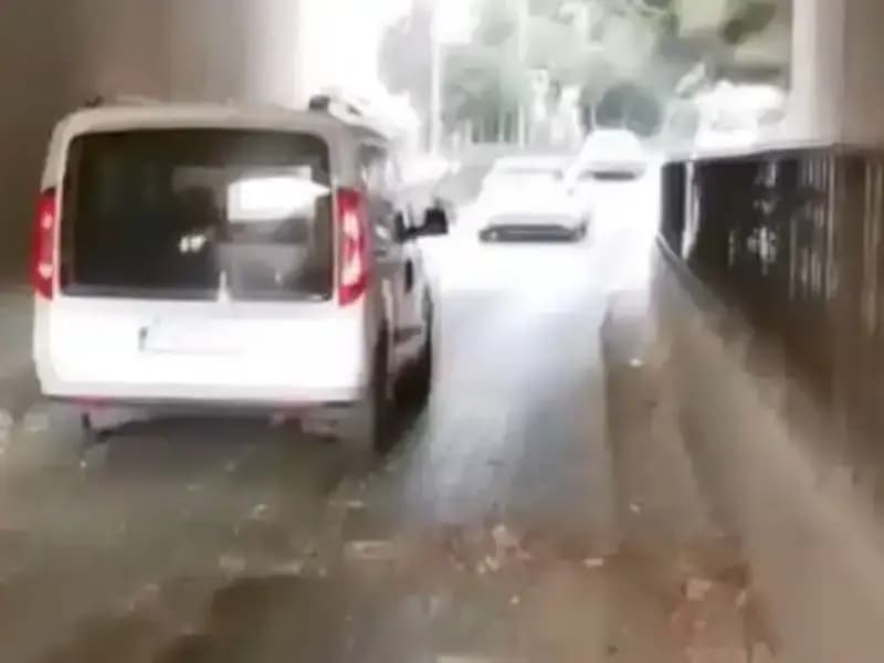 Korkunç Trafik Kazası: Beton Parçaları Araçların Üzerine Düşerek Panik Yarattı