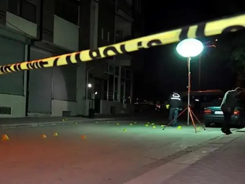 Aksaray'da Şok Kaza: Fren Yerine Gaza Bastı, Marketin İçine Girdi!