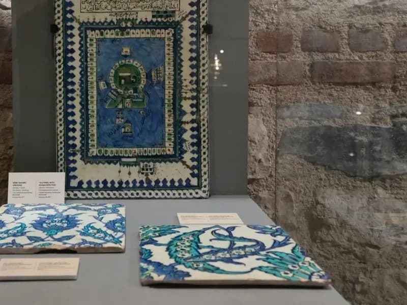 Çalınan 2 İznik Çinisi Türkiye'ye İade Edildi