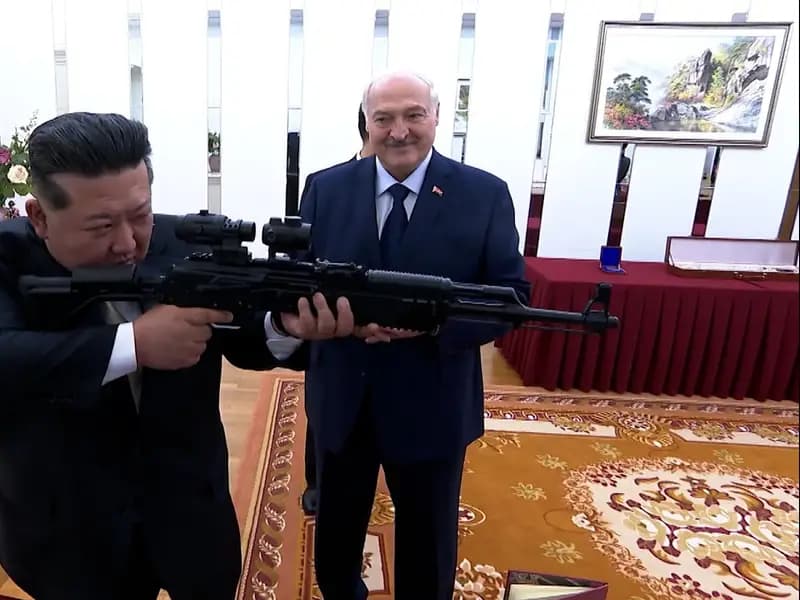 Lukaşenko'dan Kim Jong Un'a Tüfek Hediyesi: Düşmanlar İçin