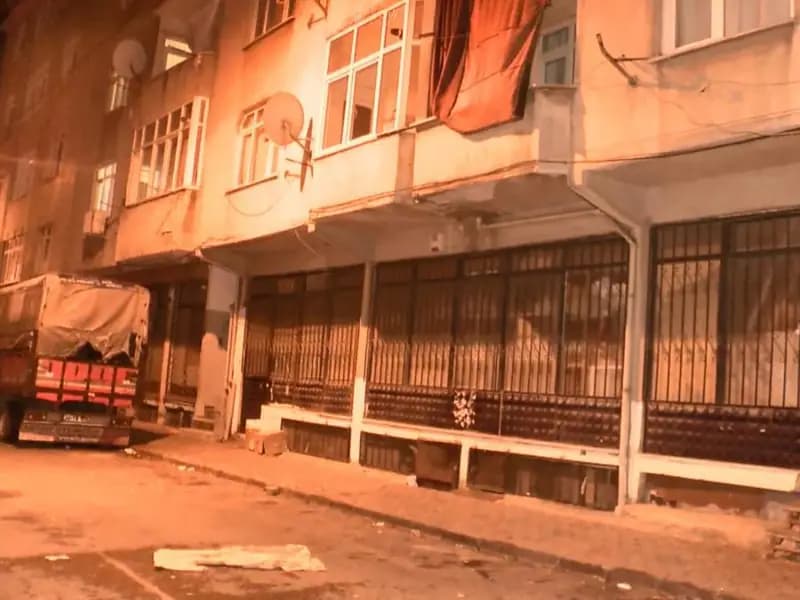 ** Esenler'de Kolonları Çatlayan Bina Tahliye Edildi

**