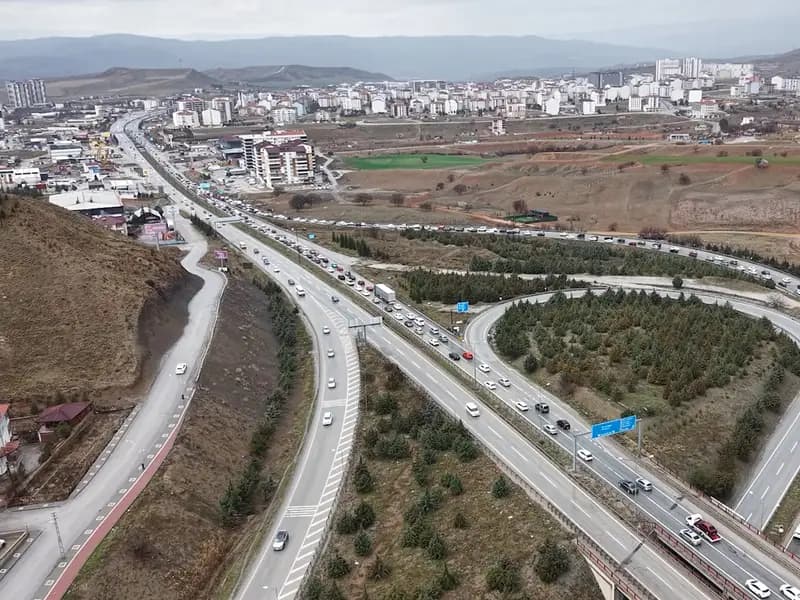 Milyonlarca Öğrenci İçin Pazartesi Ders Başlıyor, Trafik Yoğunluğu Var