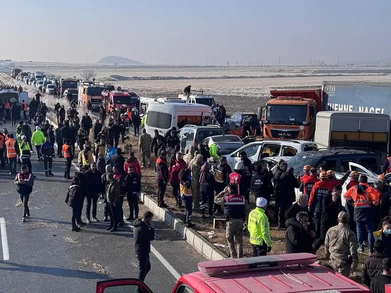 Van’da Yoğun Sis ve Buzlanma: 30 Araç Zinciri Kaza