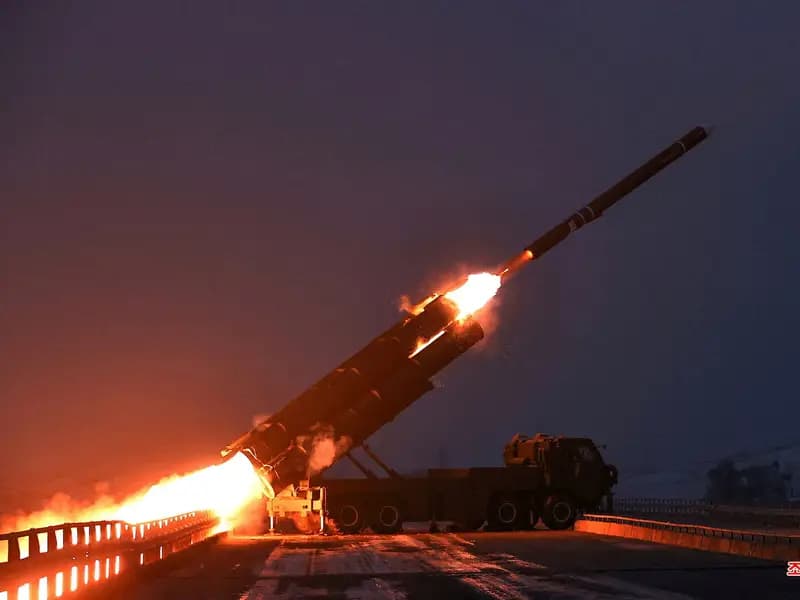 Kuzey Kore, Doğu Kıyısına 10'dan Fazla Balistik Füze Fırlattı