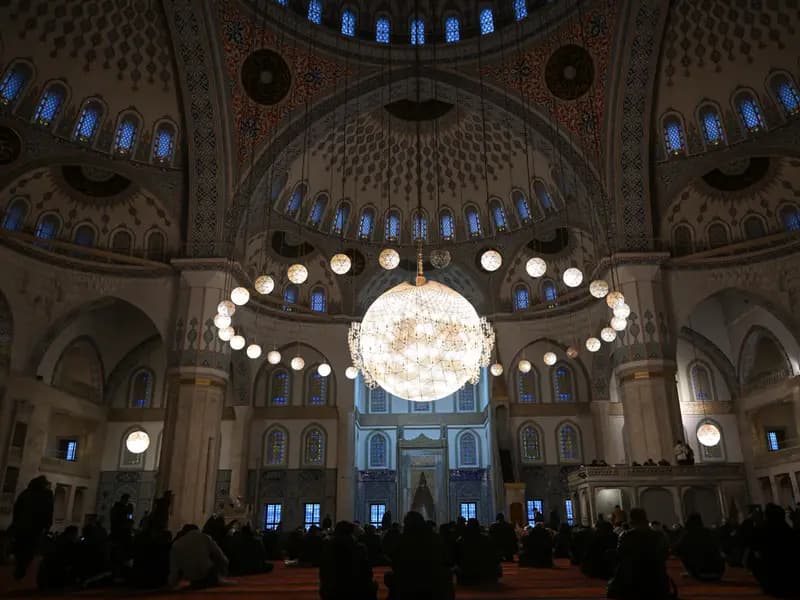 Türkiye'de Ramazan Bayramı Coşkusu: Camiler Dolu Taşan Kalabalıklar