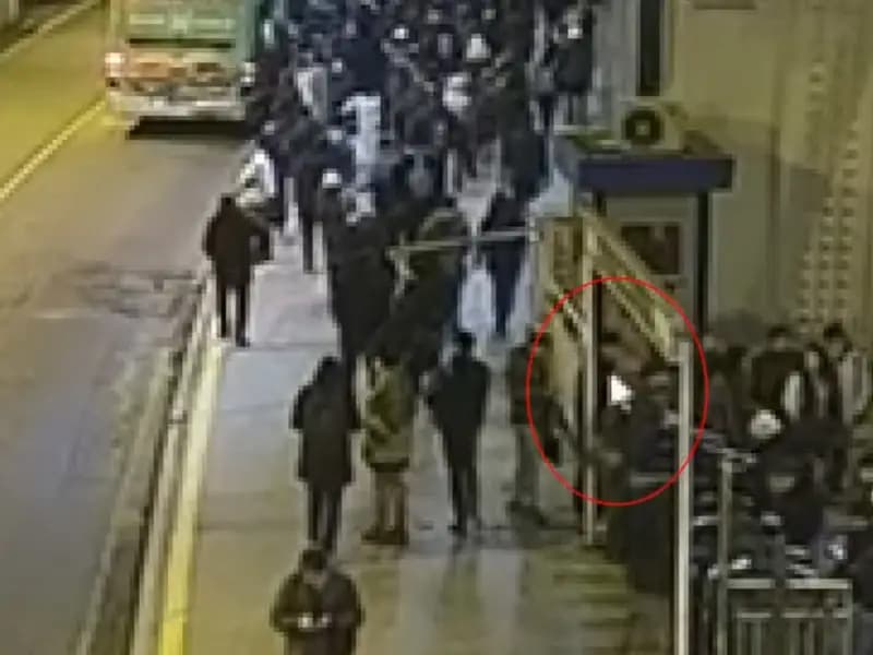 Zincirlikuyu Metrobüs Durağı'nda Hırsızlık Şüphelisi Yakalandı