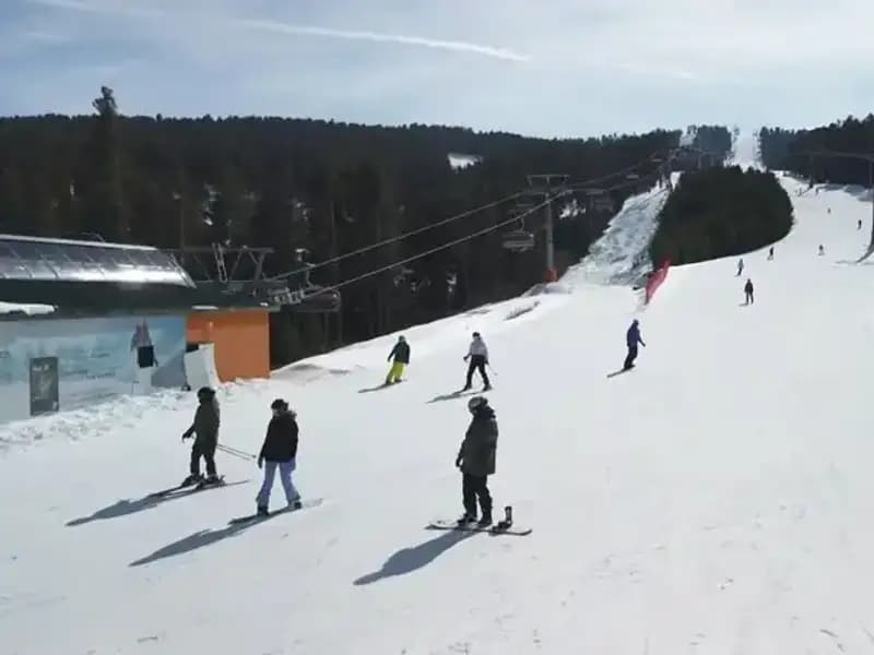 Bahar Mevsiminde Sarıkamış'ta Kayak Keyfi: Ziyaretçiler Akın Ediyor!