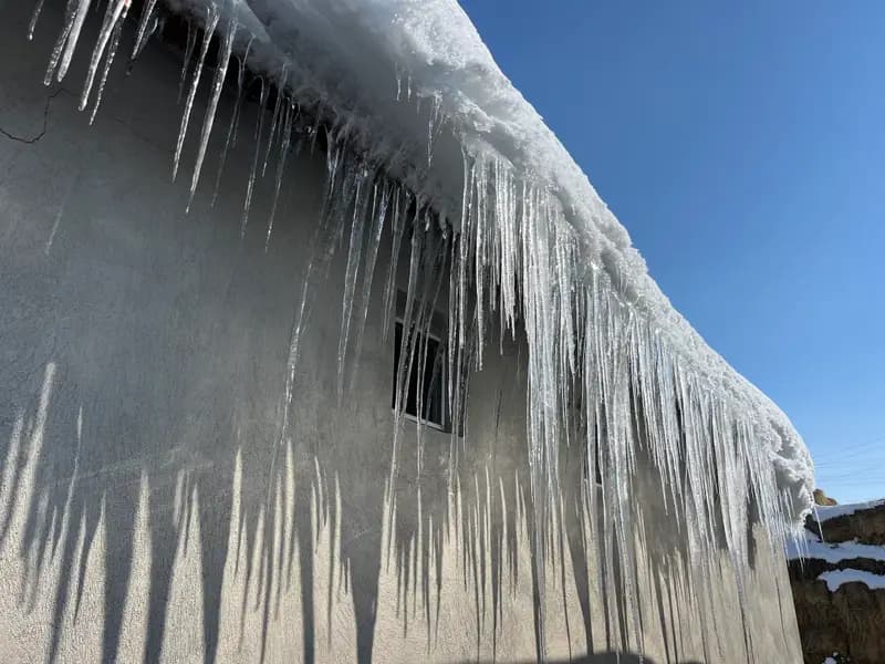 Kars'ta Eksi 15 Derece: Çatılarda 3 Metrelik Buz Sarkıtları