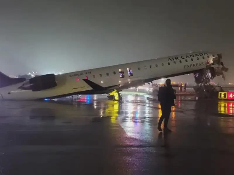 ABD'de Havaalanı Faciası: Uçak ve İtfaiye Aracı Çarpıştı