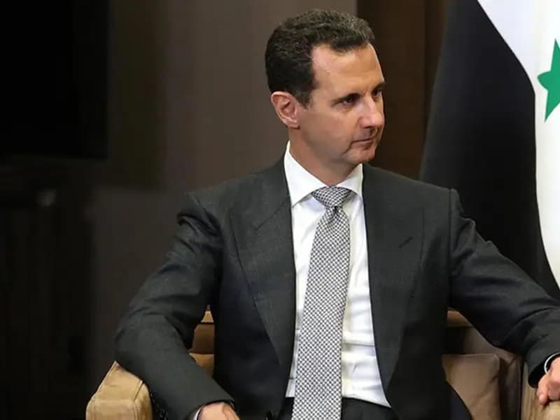 Devrik Esed, Ülkeyi Terk Etti