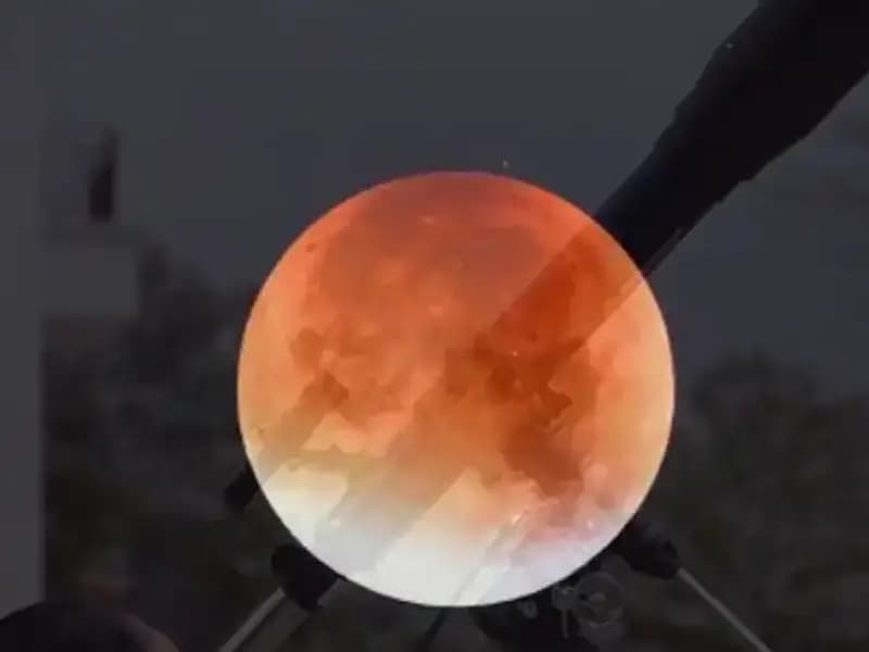 Ay Tutulması İçin Geri Sayım: Kanlı Ay Geceyi Aydınlatıyor