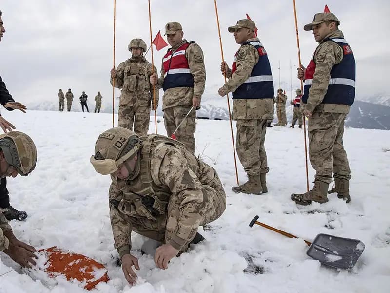 Komandolar Çığ Eğitiminde